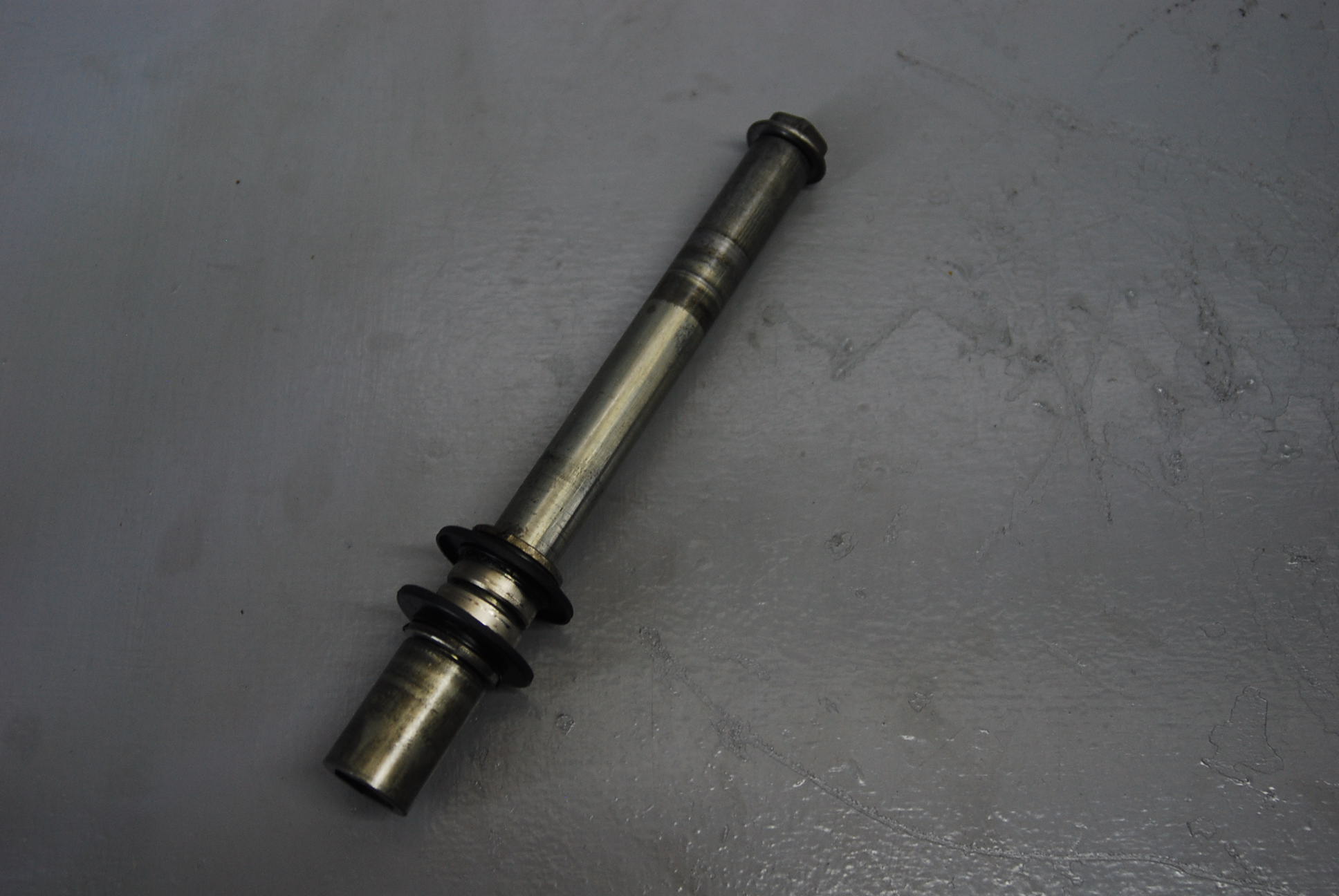 YAMAHA YZF R1 FRONT AXLE