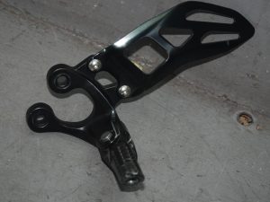 2012 SUZUKI GSXR 750 FRONT FOOT HANGER BRACKET L/H